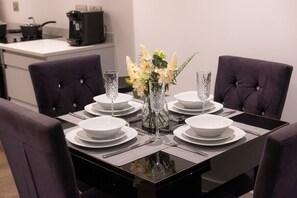 DINE: This open plan kitchen-dining space is perfect for all dining needs. Well equipped including everything you need to enjoy the perfect meal. 