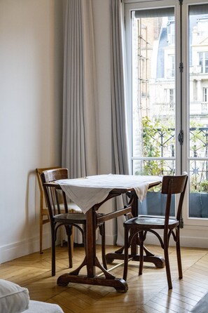 Table pour les repas près de la fenêtre du salon