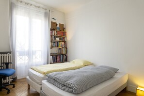 Chambre au calme sur cour avec 2 lits 90x200