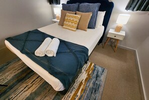 Main bedroom (2)