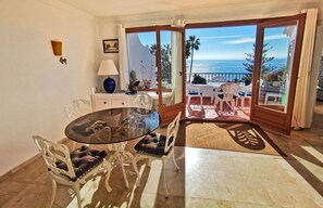 Accesses to balcony