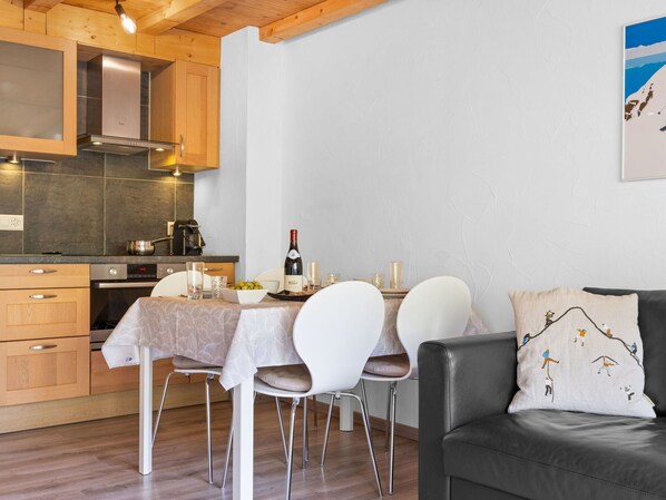 Cabinetry, Meubles, Propriété, Comptoir, Table, Blanc, Chaise, Design Intérieur, Bois, Orange