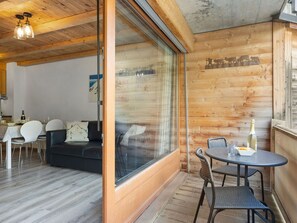 Meubles, Propriété, Table, Bois, Design Intérieur, Bâtiment, Chaise, Ombre, Faisceau, Sol