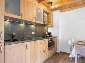 Cabinetry, Propriété, Comptoir, Bâtiment, Cuisine, Bois, Appareil De Cuisine, Design Intérieur, Cuisinière, Tiroir