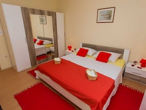 Schlafzimmer 1
