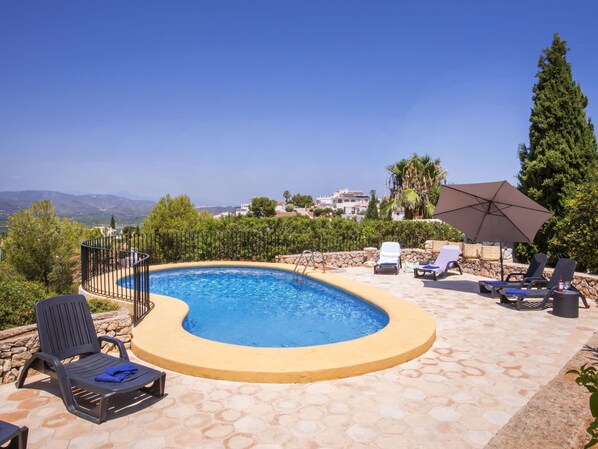 L'Eau, Ciel, Plante, Propriété, Bâtiment, Piscine, Bleu Azur, Arbre, Mobilier De Jardin, Ombre