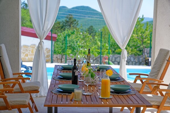 Outdoor dining