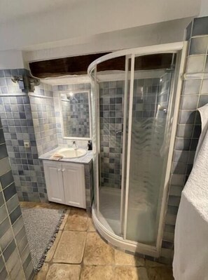 salle de bain avec douche