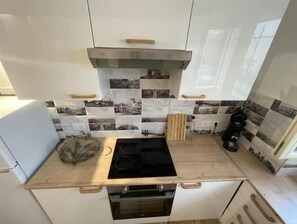 Plan de travail , four et plaques de cuisson