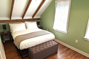 Guest Bedroom, queen bed