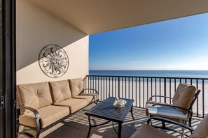 PA415_balcony1