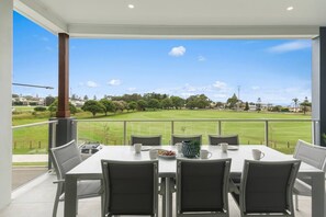 Dine alfresco out on the covered balcony, taking in the crisp coastal air and free breezes.
