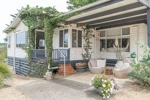 Ample seating out the front allows you to make the most of the beautiful rural surroundings and fresh country air. 
