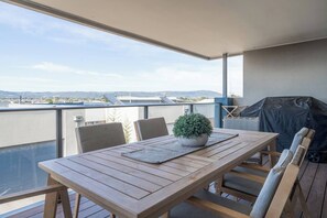Dine alfresco out on the balcony while whipping up a feast on the BBQ and soaking up the cool coastal breezes.
