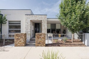 This contemporary home enjoys a fantastic position less than a 15-minute stroll to Martha Cove Marina and the beach.

