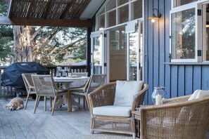 Enjoy dining alfresco on the deck amongst the luscious gardens and fresh air. A barbeque and outdoor heater make the space inviting all year round. 
