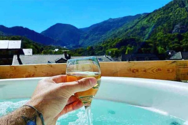 Outdoor spa tub