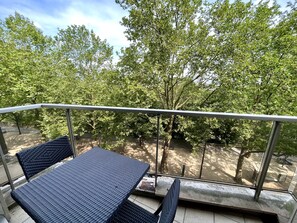 Balcon avec table et chaises