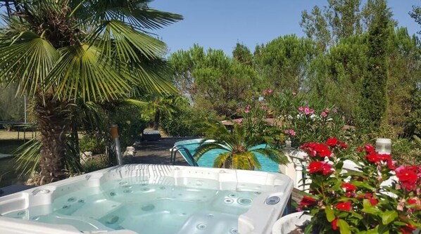 Outdoor spa tub
