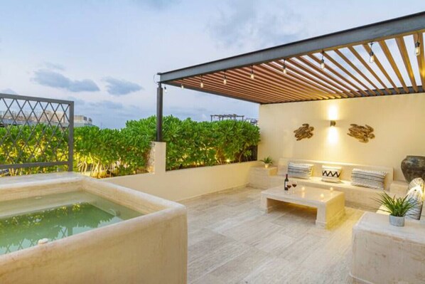 Outdoor spa tub