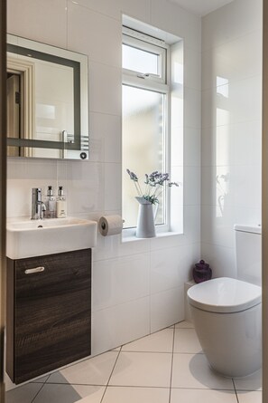 Bedroom 1-En suite-9633