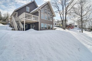 Apartment Exterior | Driveway Parking (2 Vehicles)