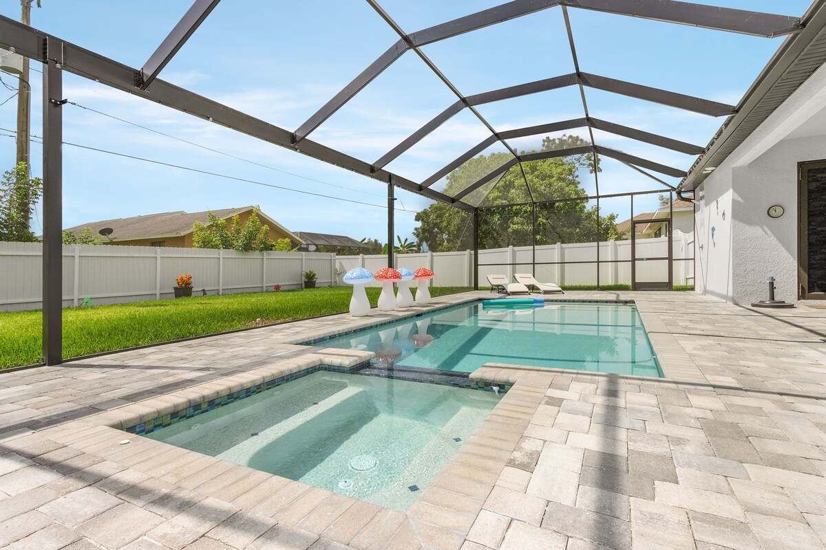 Peaceful and private 4-BR house in Cape Coral with fast WiFi, pool/hottub & BBQ