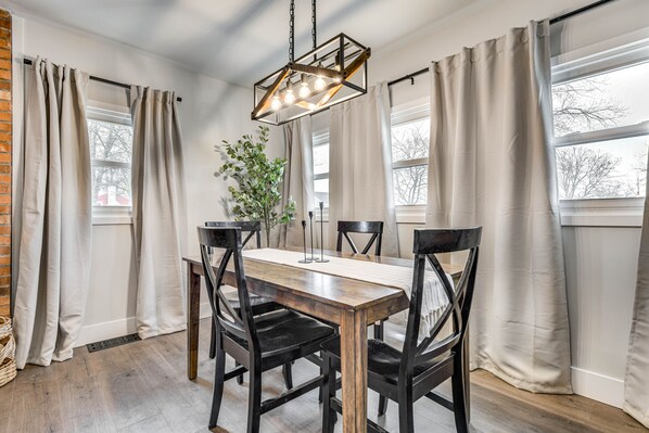 Tonawanda Vacation Rental | 2BR | 1BA | 800 Sq Ft | 1 Step Required