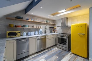 KitchenAid and Smeg Gourmet Kitchen (1)