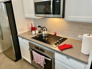 Full kitchen, French press coffee, wine glasses