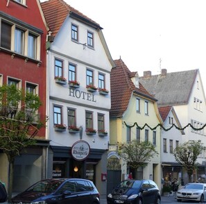 Hotel Café Rhönperle (Bad Neustadt)-Straßenansicht