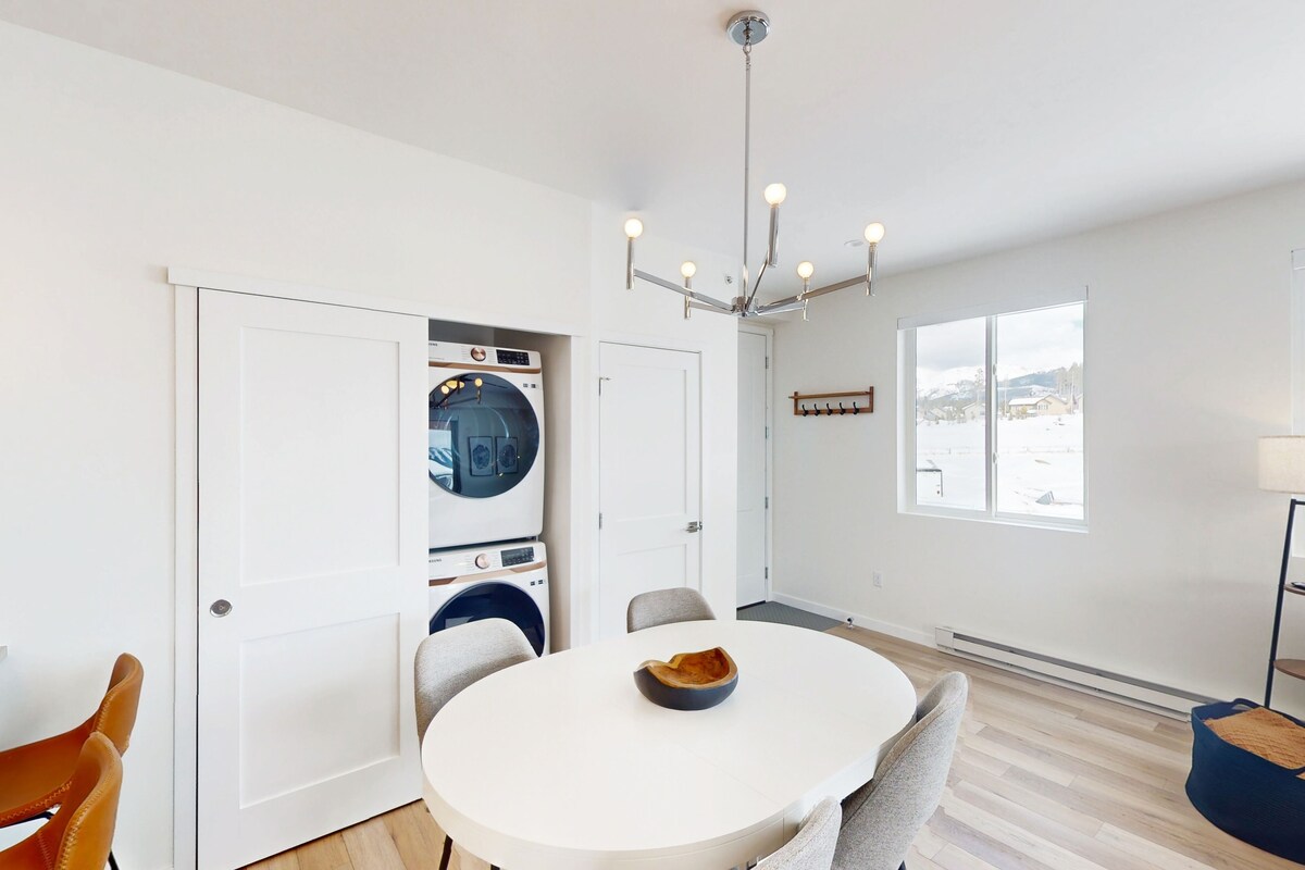 Mountain view hideaway with private hot tub, furnished balcony, & washer/dryer