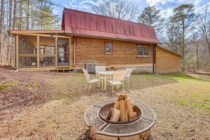 Private Yard | Fire Pit | Outdoor Dining Area