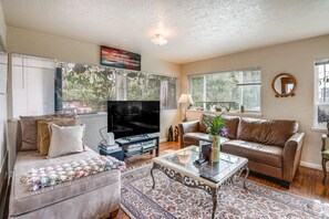 Living Room | Single-Story Apartment | Central Heating | Flat-Screen TV