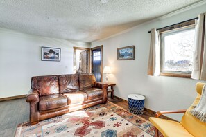 Living Room | Queen Murphy Bed | Flat-Screen TV | 1st Floor