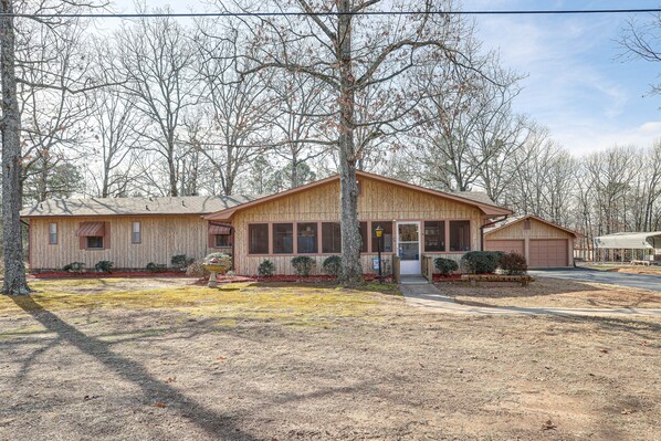 Higden Vacation Rental | 2BR | 2BA | 1,100 Sq Ft | Step-Free Entry