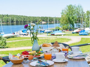 Frühstück mit Seeblick