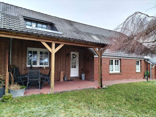 Eingangsbereich und Terrasse