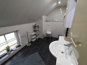 Bad mit Dusche/WC