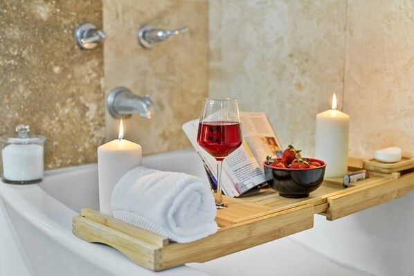Get Your Dates Before They're Gone!
→Soak in the bathtub. bathtub table, Candles, books, wine glasses
→Bathroom kit, toothbrush, razor, floss, shaving cream, comb, Q-tips
→Tub/Shower comes with soap/shampoo/conditioner
→Towels provided!
