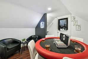 Fold, Raise, or Call - Play Here!
→Man Cave with full poker set
→ Drinking glasses in the kitchen
→ High-speed Wifi - 300 Mbps, Dedicated workspace, Desk, Pens, notepad, Desk light, books