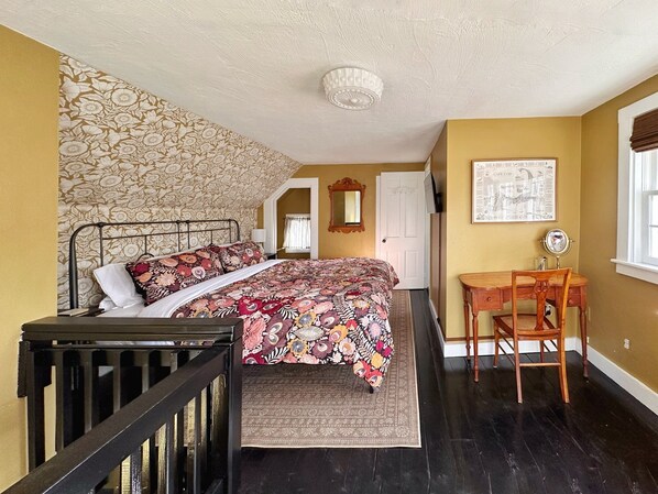Second floor King en-suite-smart TV, full bath, high quality mattress/linens