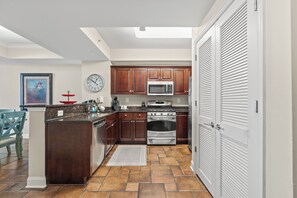 All modern appliances to make meal preparation a breeze.