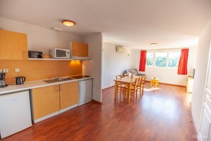 Kitchenette and dining table. Exact unit will be assigned upon arrival. Views, colors and decor may vary.