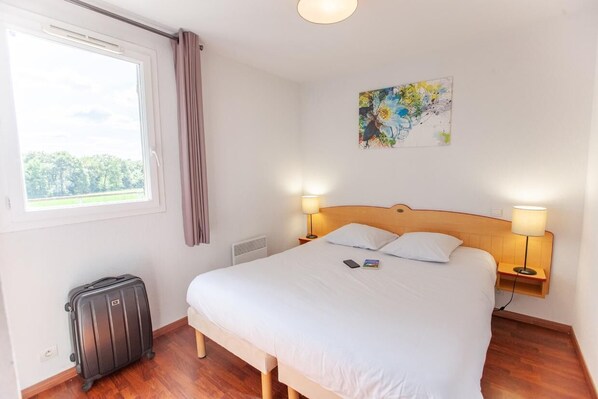 Bedroom with 1 Double bed. Exact unit will be assigned upon arrival. Views, colors and decor may vary.
