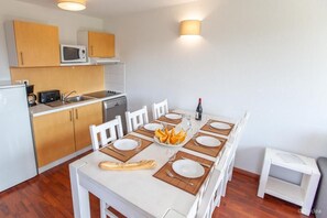 Kitchenette and dining table. Exact unit will be assigned upon arrival. Views, colors and decor may vary.