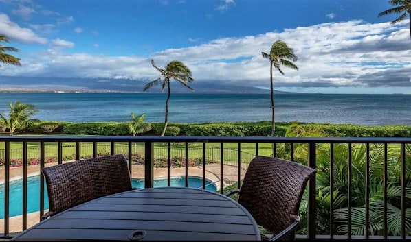Private Lanai with Breathtaking views of 10,000 ft. Haleakala (dormant volcano), Maalaea Bay, Molokini Island and Kahoolawe Island. Hawaiian style outdoor dining or choice of counter seating indoors.
