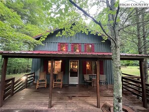 Hygge Hideaway - DoubleHead Mountain Cottage