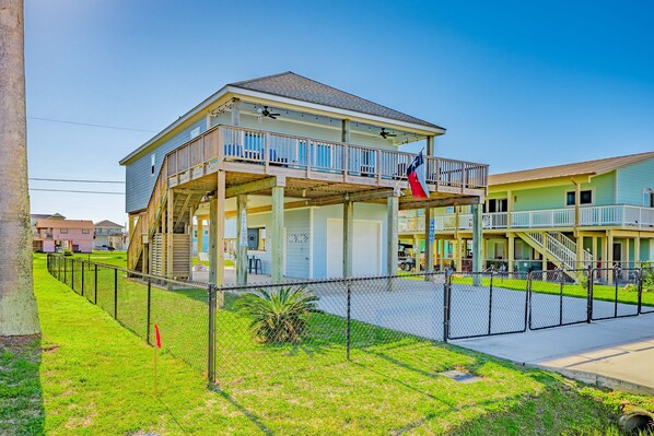 Fully Fenced yard for the kiddos to play