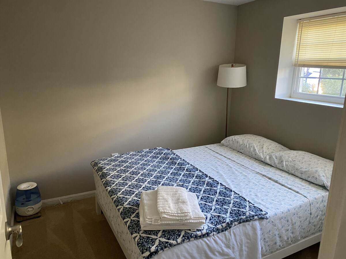 Cozy walkout basement in a quiet townhome with 1 bedroom, 1 parking, wifi
